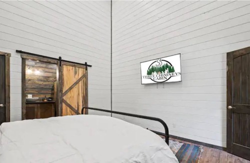 Golden Cabin | NEW ~ Waterfront ~ Creek ~ Fishing ~ Hot Tub ~ Trails