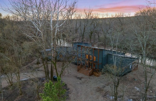 Golden Cabin | NEW ~ Waterfront ~ Creek ~ Fishing ~ Hot Tub ~ Trails