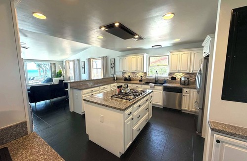 Lake Lorraine House | NEW Waterfront Escape - Easy Check-In/GYM/EV Charger!