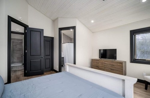 Hastings House | New Waterfront Log Home on the Trentnn