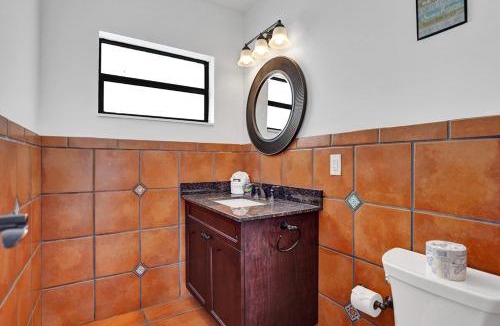 North Beach Apartment | New! Waves On Walnut # 6