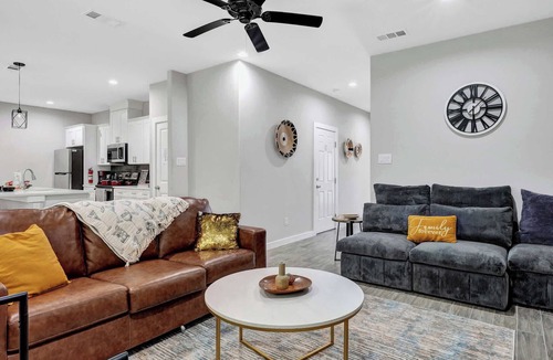 Waxahachie House | New*Waxahachie Walk Up, 8PPL. 1 Mi DWTN, 10 Min Nolan University+BS&W