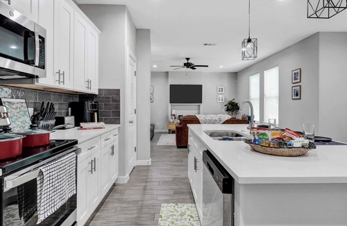 Waxahachie House | New*Waxahachie Walk Up, 8PPL. 1 Mi DWTN, 10 Min Nolan University+BS&W