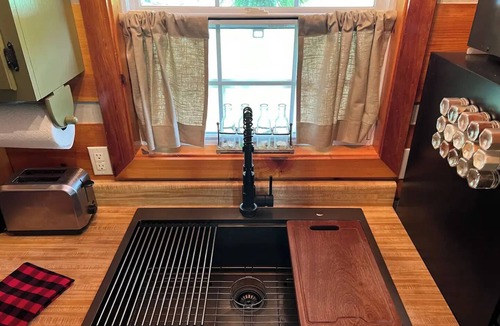 Del Rio Cabin | New! Whispering Waters Cabin on the French Broad River