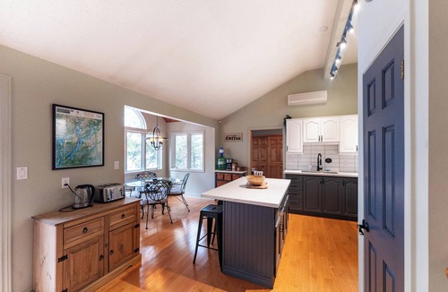 Haliburton Cottage | NEW! Winter Lake House - 5 min to Haliburton