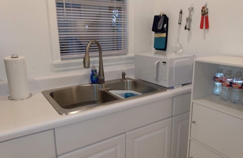 Fayetteville Apartment | (NEW YEAR SPECIAL Avail Jan 1-5) Victorian with Yards near University