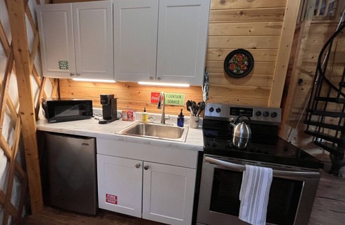 Floyd Cabin | New! YURTime by Buffalo Mountain Getaway
