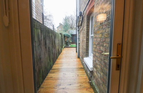 Whitstable Cottage | NEWDEN COTTAGE, pet friendly, character holiday cottage in Whitstable