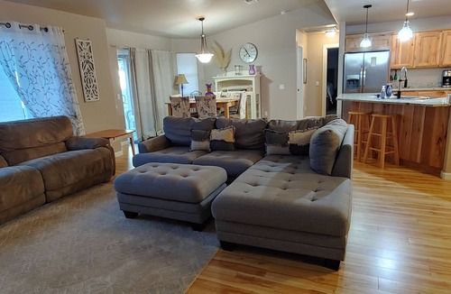 Grants Pass House | Newer Beautiful Spacious Home, 3 bed/2 bath.