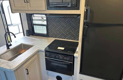 Rexburg RV Rental | Newer camper/RV with AC in charming Rexburg