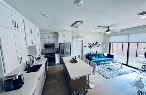 Holly House | Newer home in ideal location to explore Austin