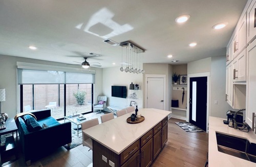 Holly House | Newer home in ideal location to explore Austin
