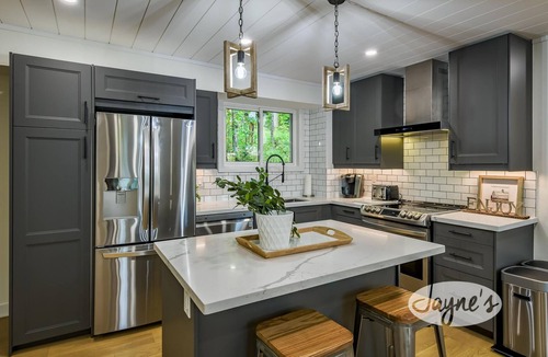Seguin Cottage | Newly renovated, 4 + 1 bdrm, 2 bath, Turtle Lake, Sand Beach, Privacy!