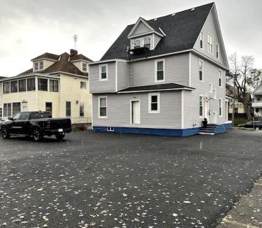 Schenectady Apartment | Newly 5 Star 3 Beds 1 Bath ideal Short term rental
