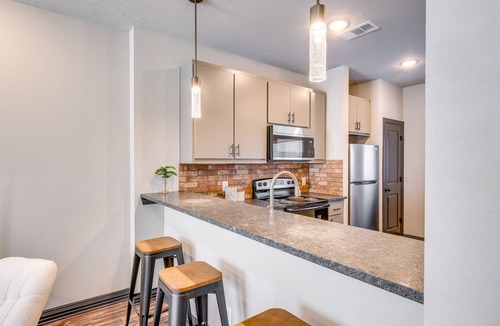 College Station Condo | Newly Built 'Corner Hideaway' 3 Mi to Texas A & M