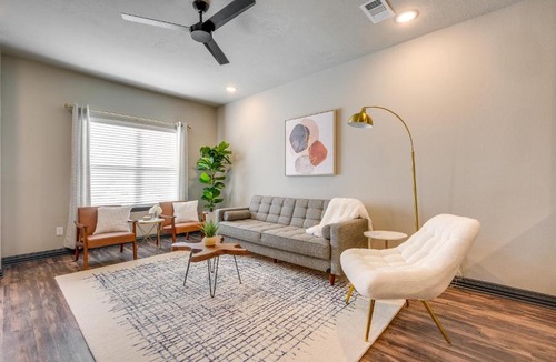College Station House | Newly Built 'Corner Hideaway' 3 Mi to Texas A & M