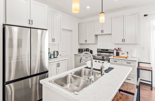 Cannifton House | Newly Built Cozy 3BR in Belleville ~ Family Retreat ~ Near Bay of Quinte