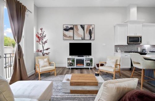Greater Heights House | Newly Built Glamorous Townhome Downtown with FREE Airport Ride