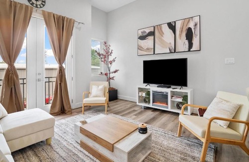 Greater Heights House | Newly Built Glamorous Townhome Downtown with FREE Airport Ride