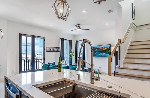 East Downtown Houston House | Newly Built Home - 2 Min to Downtown- Fenced Yard - Garage Access