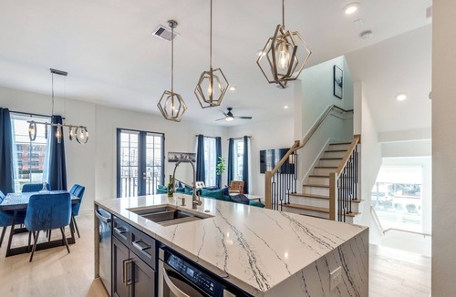 East Downtown Houston House | Newly Built Home - 2 Min to Downtown- Fenced Yard - Garage Access