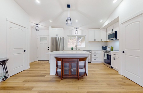 Cle Elum House | Newly-built lakefront home with fire pit, grill, & lake access