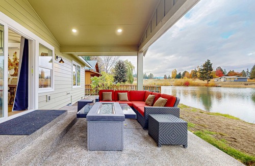 Cle Elum House | Newly-built lakefront home with fire pit, grill, & lake access