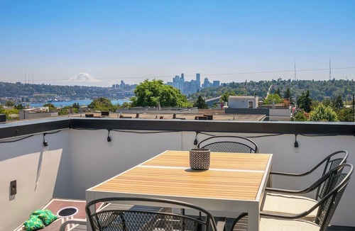 Fremont House | Newly Built Seattle Townhome w. Lake/Skyline Views