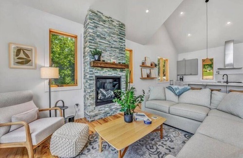 Huddleston House | NEWLY BUILT Waterfront Home on Capewood Drive!