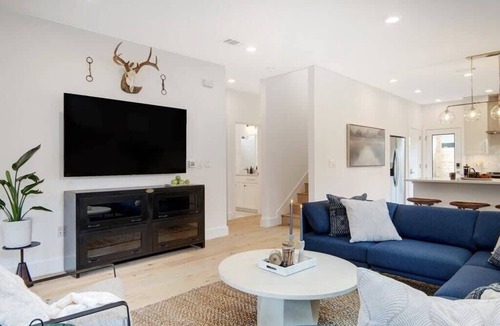 East MLK House | Newly Constructed Chic Home | Hot Tub