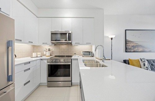 Hurontario Condo | Newly Furnished 1BR Suite w Balcony & Free Parking