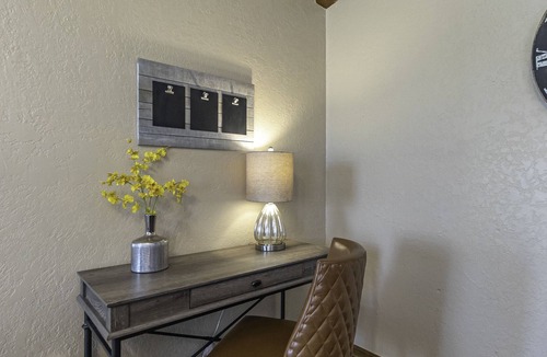 South Oklahoma City House | NEWLY FURNISHED LUXURY RETREAT AT OKC/MOORE/NORMAN BORDER!