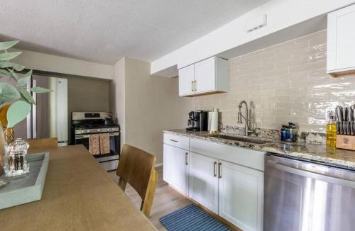 Westlake Apartment | NEWLY Listed! Westlake Stylish