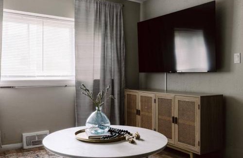 Westlake Apartment | NEWLY Listed! Westlake Stylish