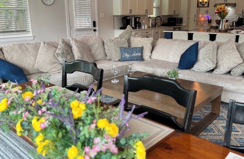 Enchanted Oaks House | NEWLY refreshed! Beautiful 4-bedroom home on Cedar Creek Lake, Mabank sleeps 17