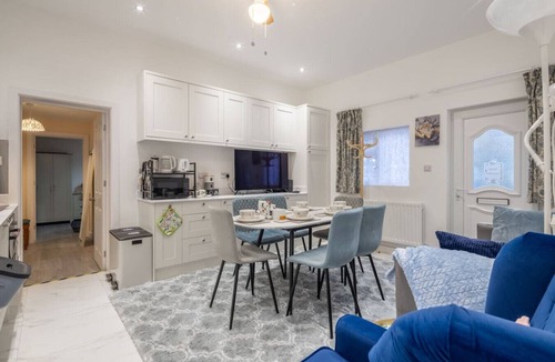 Arbury House | Newly refurbed 3Bed Annexe - With Parking!