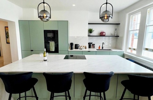 Canary Wharf Apartment | Newly Refurbished w/River Views