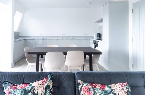 Brondesbury Park Apartment | Newly Refurbished 2 bed with Fantastic View