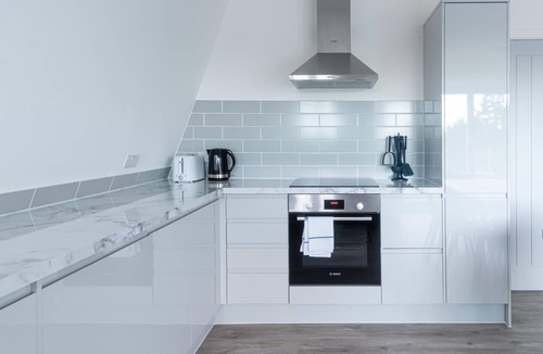 Brondesbury Park Apartment | Newly Refurbished 2 bed with Fantastic View