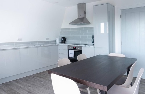 Brondesbury Park Apartment | Newly Refurbished 2 bed with Fantastic View