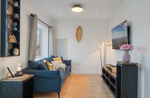 Whittington Apartment | Newly Refurbished 2 Bed Flat