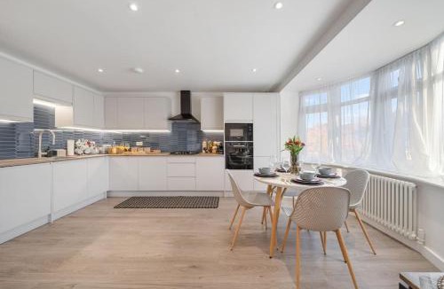 Whittington Apartment | Newly Refurbished 2 Bed Flat