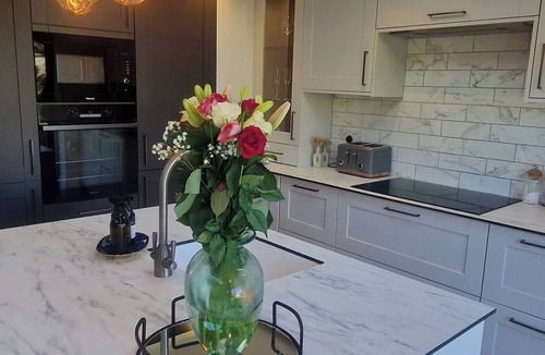 New Forest District House | Newly Refurbished Bungalow- Large Garden- Parking