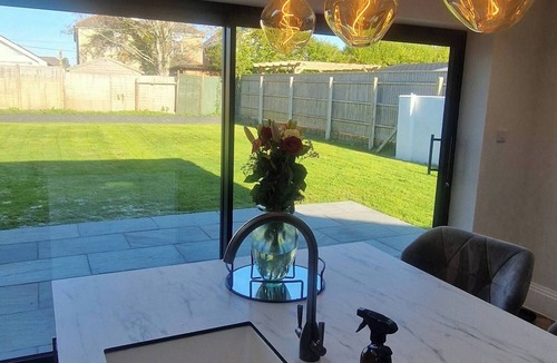 New Forest District House | Newly Refurbished Bungalow- Large Garden- Parking