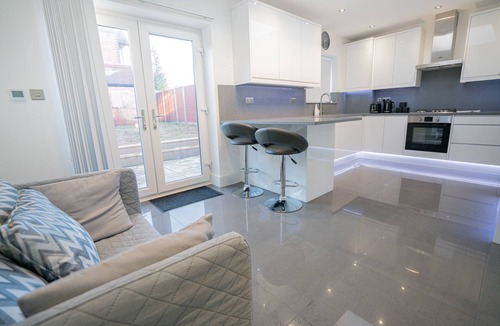 Oxford House | Newly Refurbished Modern 4 Bed Detached House