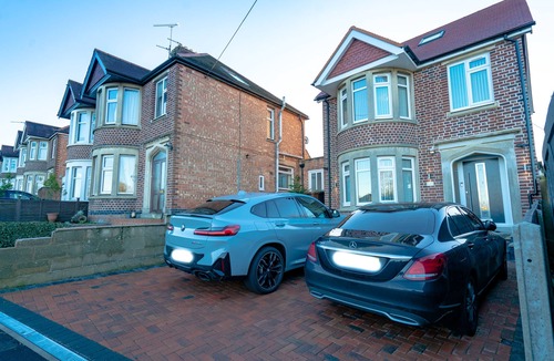 Oxford House | Newly Refurbished Modern 4 Bed Detached House