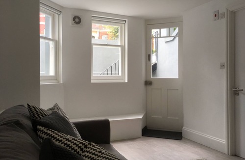 Clapton Apartment | Newly refurbished studio flat in Clapton, Hackney - 1 minute to train!