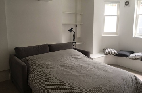 Clapton Apartment | Newly refurbished studio flat in Clapton, Hackney - 1 minute to train!