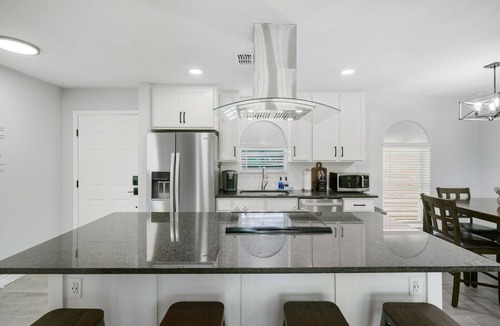 South Side House | Newly REMDL Family friendly King bed 3BR w/4Smart TV.