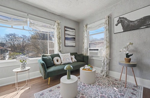 Rochester Apartment | Newly remodel cozy and quiet 3B1B upper floor duplex near central Rochester